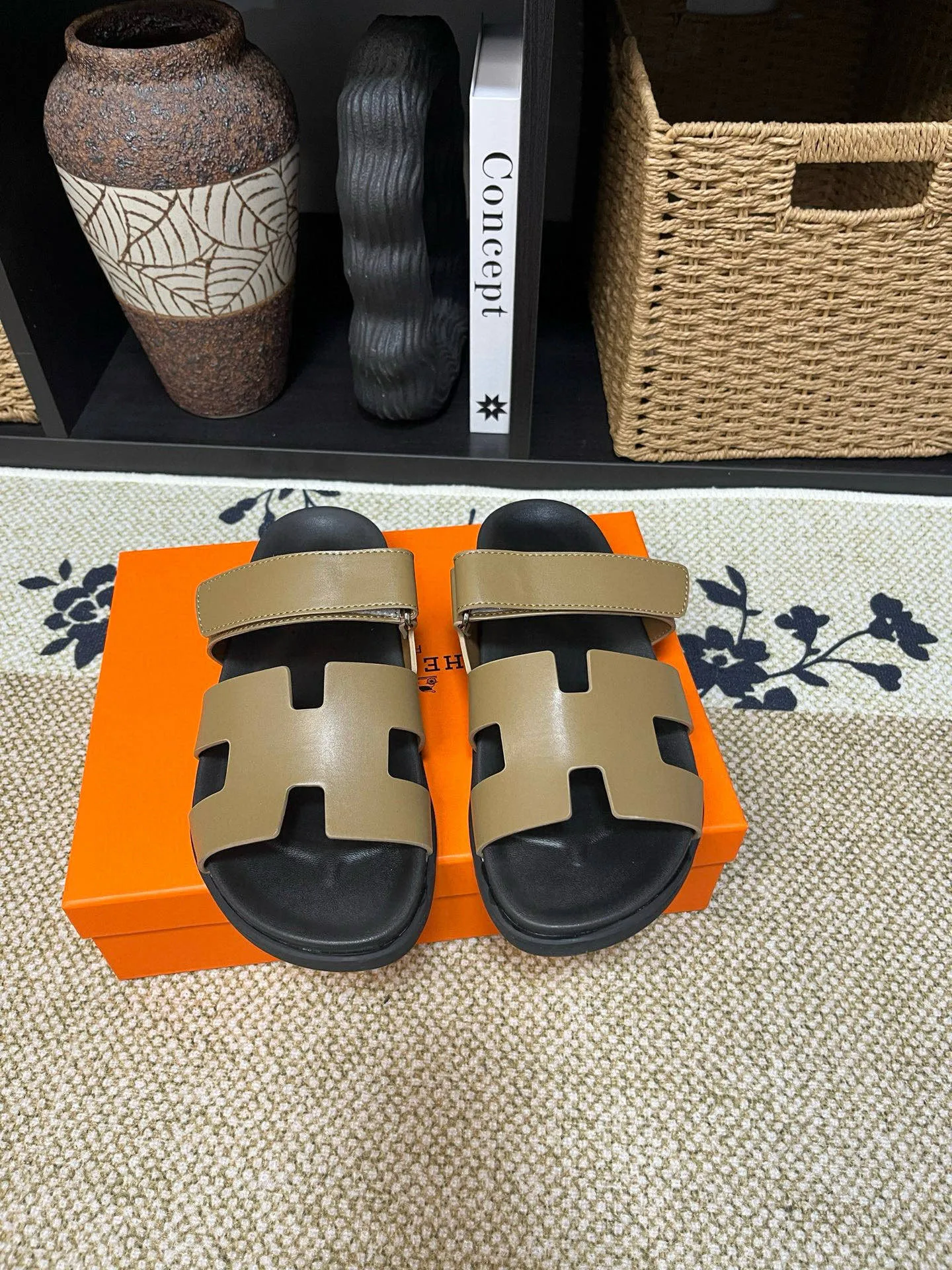 Factory price: 340💰Long-term availability Hermes men's Kazimir slippers for couples - top quality, Hermès woven calfskin functional sandals. The interwoven upper inspired by the "H" iconic pattern creates a casual look, which can be said to be a good companion for summer. Imported cowhide + cowhide lining + TU men's shoes💰Outsole Size: 35-46